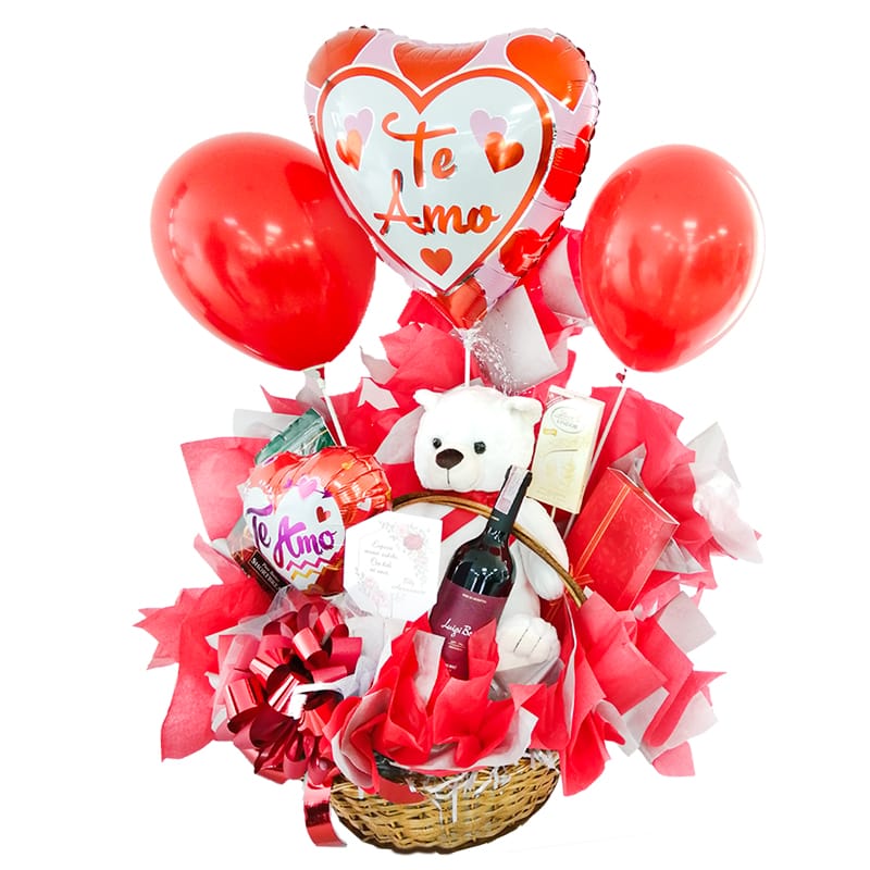Regalo de amor con oso de peluche vino y chocolates