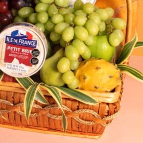 Canasta Frutal en mimbre para regalar, canasta de frutas, frutas con quesos, quesos con frutas gourmet, arreglo frutal, regalo saludable, canasta frutal, arreglos frutales, detalles con frutas, dilo con frutas, detalles de recuperación, bogotá, regalos en bogotá, frutas en bogota, arreglos frutales en bogota, regalos a domicilio en bogota,