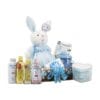 Canastilla para bebe con productos de aseo y peluche de conejo