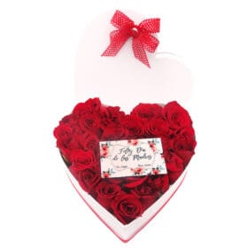caja de corazon llena de rosas rojas