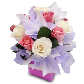 Hermoso arreglo de rosas en base de cubo para regalar en el color de su preferencia