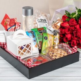 Desayuno Sorpresa en bandeja con bouquet de rosas rojas