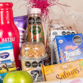 Desayuno Sorpresa en huacal con mensaje personalizado y hermoso bouquet de flores tropicales, desayunos en bogota, desayunos de regalo, regalo para dama, desayunos sorpesa en bogotá