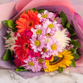 Desayuno Sorpresa en huacal con mensaje personalizado y hermoso bouquet de flores tropicales, desayunos en bogota, desayunos de regalo, regalo para dama, desayunos sorpesa en bogotá