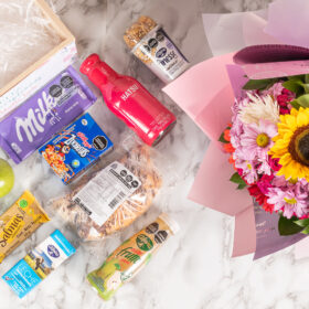 Desayuno Sorpresa en huacal con mensaje personalizado y hermoso bouquet de flores tropicales, desayunos en bogota, desayunos de regalo, regalo para dama, desayunos sorpesa en bogotá