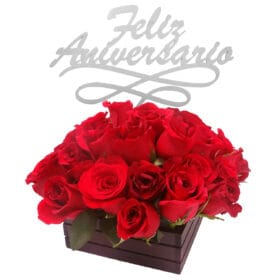 Hermoso arreglo de rosas con letrero de feliz aniversario