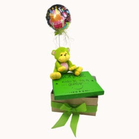 caja de regalo sorpresa con vino galletas chocolates y peluche