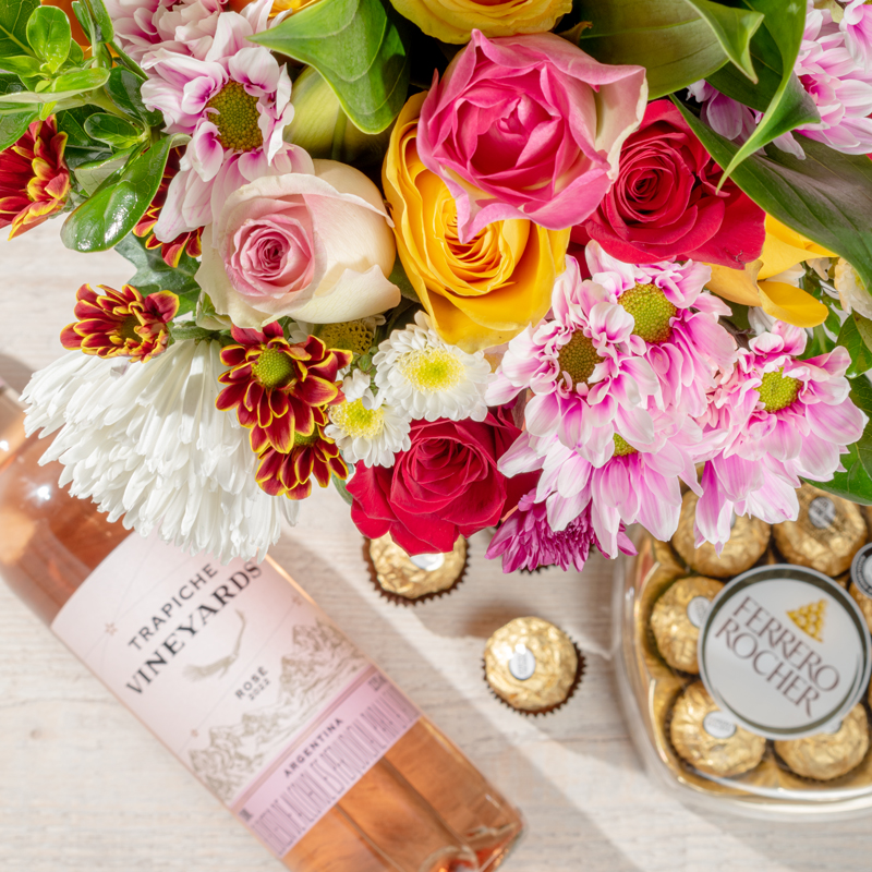 Arreglo de flores variadas entre rosas y geberas con vino rosado y chocolates ferrero rocher de corazón. regalos en bogota, flores en bogotá, flores en colombia, flores a domicilio en bogota, regalos a domicilio en bogota