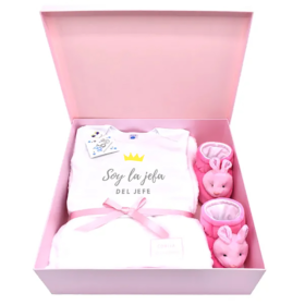 Caja de regalo para recién nacida, detalle para bebé recién nacida, babyshower, baby shower, body personalizado para bebé, regalo empresarial de nacimiento, regalo para bebé en bogotá, regalo por nacimiento en bogotá, detalles de bebé colombia, babuchas de conejita para bebé
