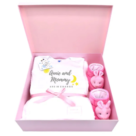 Caja de regalo para recién nacida, detalle para bebé recién nacida, babyshower, baby shower, body personalizado para bebé, regalo empresarial de nacimiento, regalo para bebé en bogotá, regalo por nacimiento en bogotá, detalles de bebé colombia, babuchas de conejita para bebé