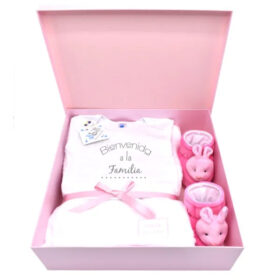Caja de regalo para recién nacida, detalle para bebé recién nacida, babyshower, baby shower, body personalizado para bebé, regalo empresarial de nacimiento, regalo para bebé en bogotá, regalo por nacimiento en bogotá, detalles de bebé colombia, babuchas de conejita para bebé
