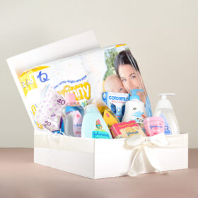Caja bebe Johnson's baby, productos johnsons para bebé, regalo para bebé con cremitas y jabones, caja para bebé con productos de aseo, regalo para bebé con pañales, baby shower, regalo de nacimiento