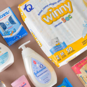 Caja bebe Johnson's baby, productos johnsons para bebé, regalo para bebé con cremitas y jabones, caja para bebé con productos de aseo, regalo para bebé con pañales, baby shower, regalo de nacimiento