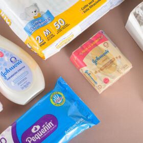 Caja bebe Johnson's baby, productos johnsons para bebé, regalo para bebé con cremitas y jabones, caja para bebé con productos de aseo, regalo para bebé con pañales, baby shower, regalo de nacimiento