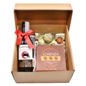 Caja regalo vino gato negro y torta con chocolates