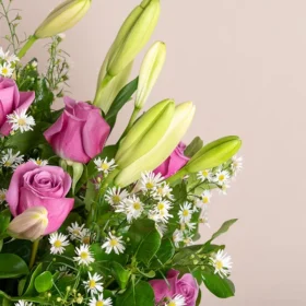 Arreglo floral de lirios y rosas en Caja dorada para regalar, regalar flores, flores en bogotá. flores a domicilio en bogotá, dilo con flores.