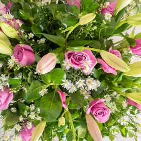 Arreglo floral de lirios y rosas en Caja dorada para regalar, regalar flores, flores en bogotá. flores a domicilio en bogotá, dilo con flores.