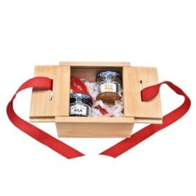 caja en madera con mini mermeladas