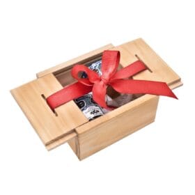 caja en madera con mini mermeladas