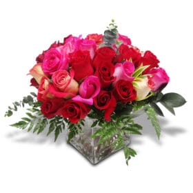 Arreglo de rosas en cubo de vidrio