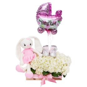 regalo de nacimiento con peluche tejido en crochet y hortensias