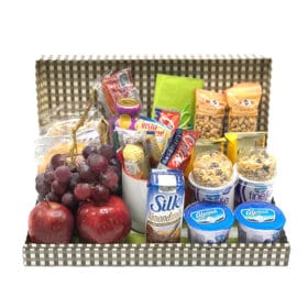 Desayuno sorpresa en caja con fruta yogurt y mug personalizado