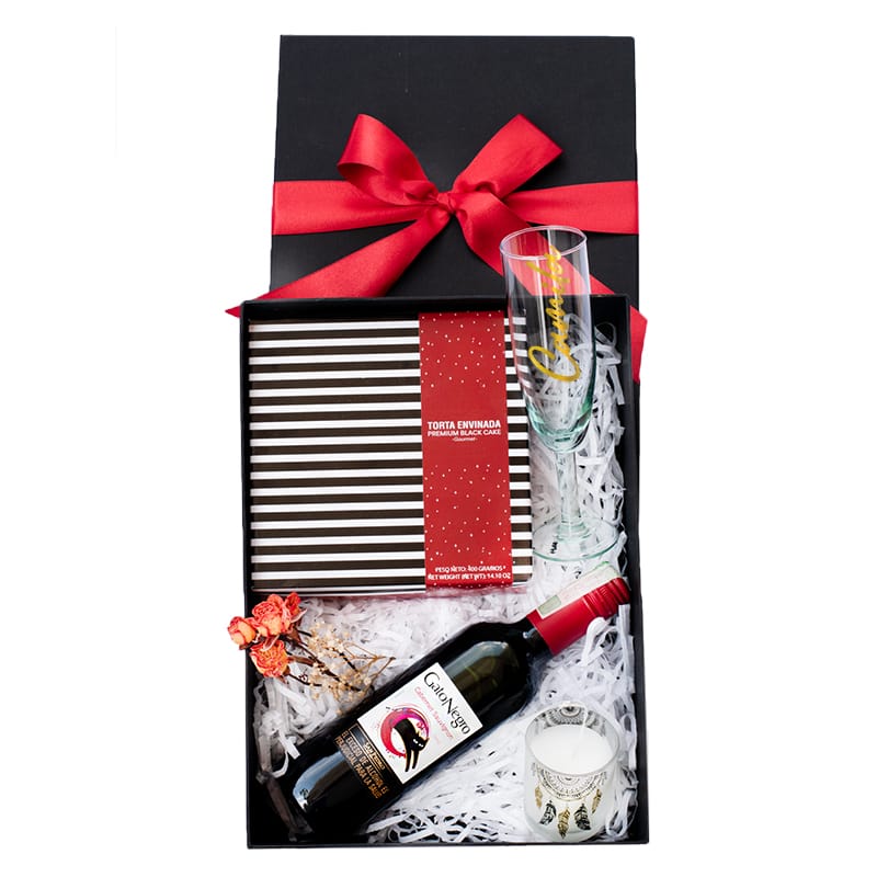 Caja de regalo con vino y torta vela y copa