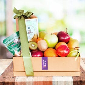 Caja con Whiskey y variedad de frutas frescas para regalar