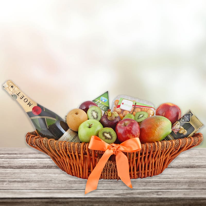 cesta de frutas con vino espumoso queso y aceitunas para celebrar