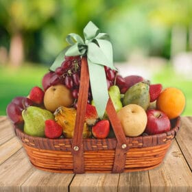 ancheta de frutas gourmet en canasta de mimbre para regalar saludable