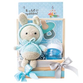 conejito tejido en crochet para bebé con albun de fotos y mini biberon