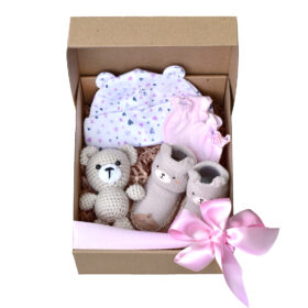 Caja para recien nacida con osito tejido en crochet gorro y medias antideslizantes para bebé