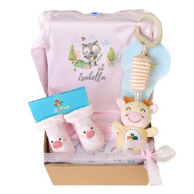 caja de regalo para bebe con boy personalizado con nombre manta y sonajero