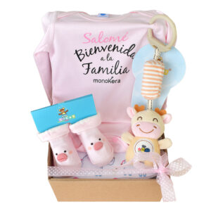 caja de regalo para bebe con boy personalizado con nombre manta y sonajero
