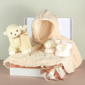 caja de regalo para bebe con ruana de lana peluche y babuchas de ovejita