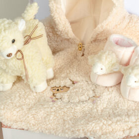 caja de regalo para bebe con ruana de lana peluche y babuchas de ovejita
