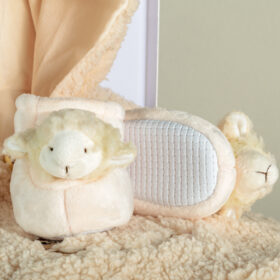caja de regalo para bebe con ruana de lana peluche y babuchas de ovejita
