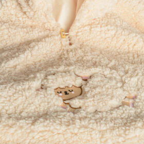 caja de regalo para bebe con ruana de lana peluche y babuchas de ovejita