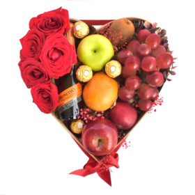 arreglo frutal de amor en forma de corazon con fruta rosas y chocolates