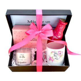 regalo para mujer en caja con cocadas y te hatsu, mug personalizado esmalte y velita