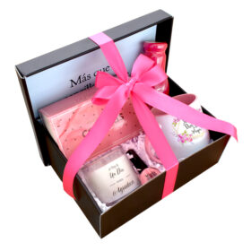 regalo para mujer en caja con cocadas y te hatsu, mug personalizado esmalte y velita