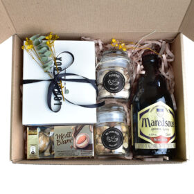 Caja para caballero con medias estampadas y cerveza importada con frutos secos en frasco regalo día del padre