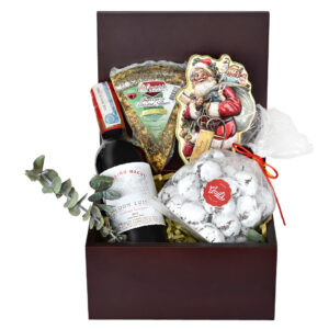 Ancheta Navideña en fino baúl de madera premium con media botella de vino tinto, galleas y chocolates navideños con queso madurado