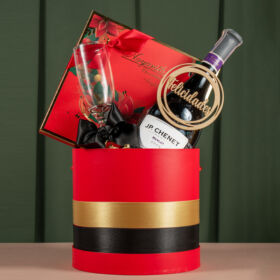 Regalo especial, detalle gourmet, detalle con vino espumoso y chocolates, vino JP chenet con chocolates, trufas gourmet nayarith acompañado por copa de vidrio, brindis regalo a domicilio en bogotá