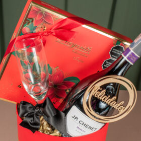 Regalo especial, detalle gourmet, detalle con vino espumoso y chocolates, vino JP chenet con chocolates, trufas gourmet nayarith acompañado por copa de vidrio, brindis regalo a domicilio en bogotá