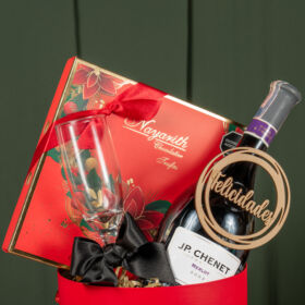 Regalo especial, detalle gourmet, detalle con vino espumoso y chocolates, vino JP chenet con chocolates, trufas gourmet nayarith acompañado por copa de vidrio, brindis regalo a domicilio en bogotá