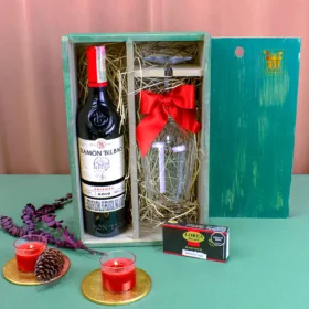regalo percecto para navidad, ancheta con vinto tinto ramon bilbao junto con anchoas y copa para vino