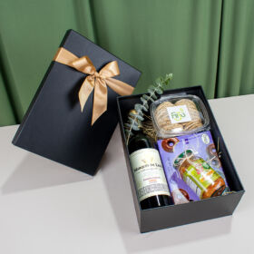 Caja navideña para regalar con vino tinto galletas y antipasto, el regalo perfecto para compartir en navidad