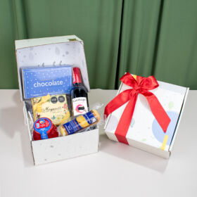 anchetica navideña, ancheta para navidad en caja decorada con vino tinto gato negro, chocolates ferrero, cerezas y chocolates nayarith