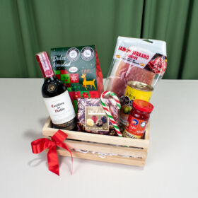 Ancheta navideña para regalar, con vino tinto casillero del diablo, galletas navideñas, carnes frias, cerezas en caja de pino, detalle navideño para sorprender